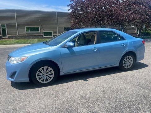 Used 2012 Toyota Camry LE FWD image 3