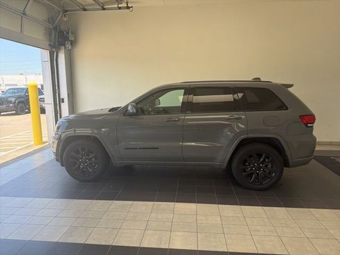 Used 2020 Jeep Grand Cherokee Altitude RWD image 7