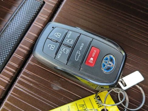 Used 2024 Toyota Sienna XLE FWD image 30