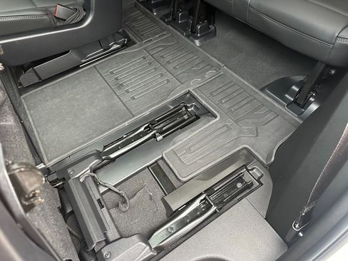 Used 2025 GMC Yukon Denali w/ Denali Reserve Package image 24