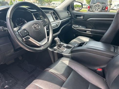 Used 2019 Toyota Highlander SE AWD/4WD image 17
