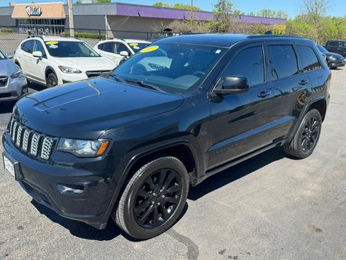 Used 2017 Jeep Grand Cherokee Altitude AWD/4WD image 16