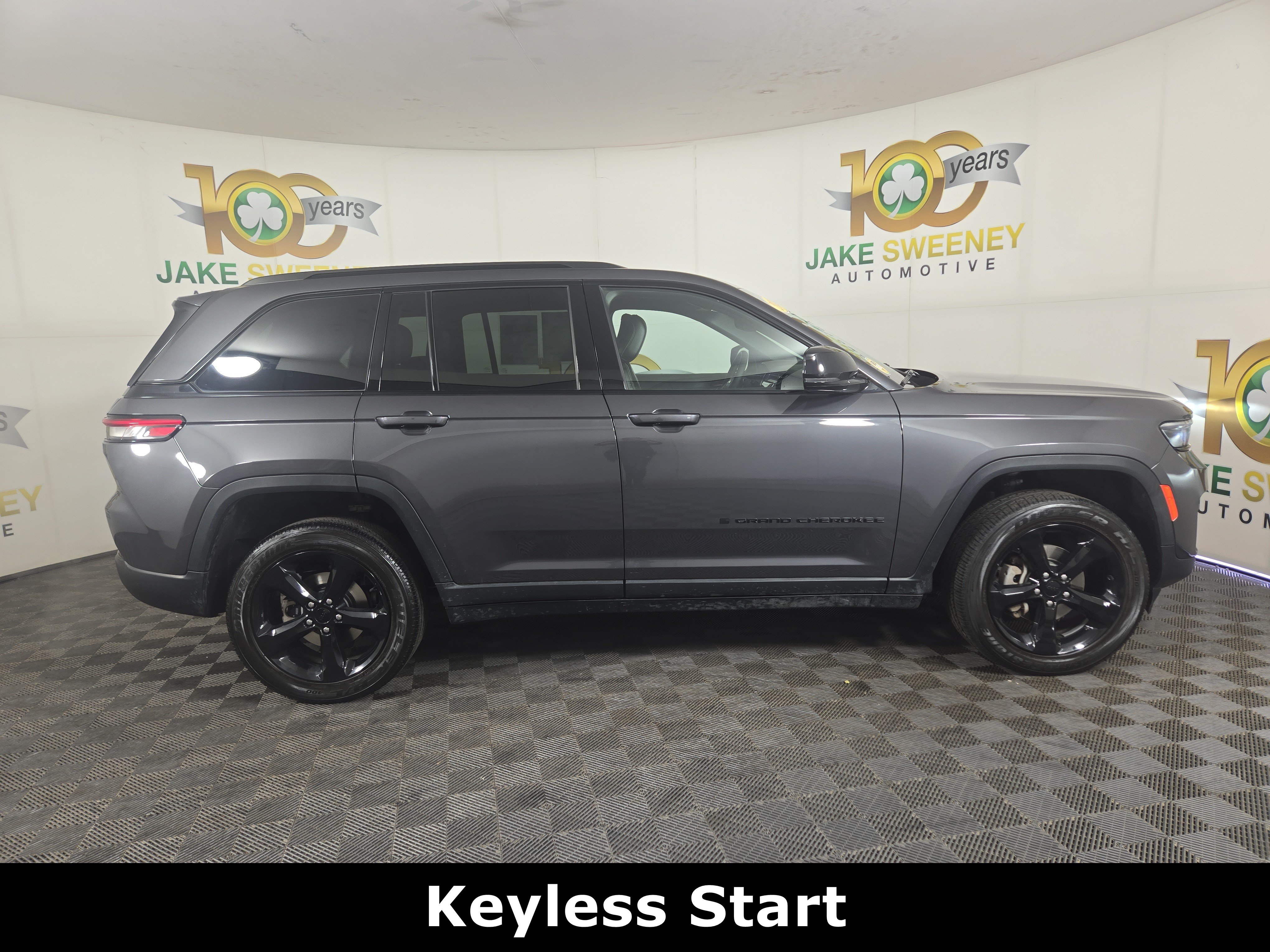 Used 2023 Jeep Grand Cherokee Altitude AWD/4WD image 10