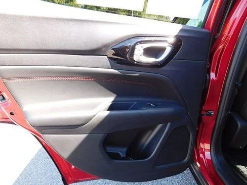 Used 2025 Jeep Compass Trailhawk AWD/4WD image 9