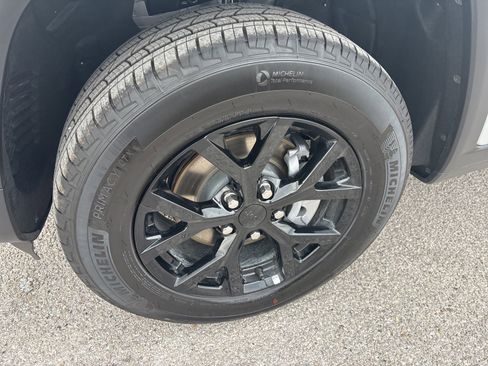 New 2025 Jeep Grand Cherokee Altitude image 22