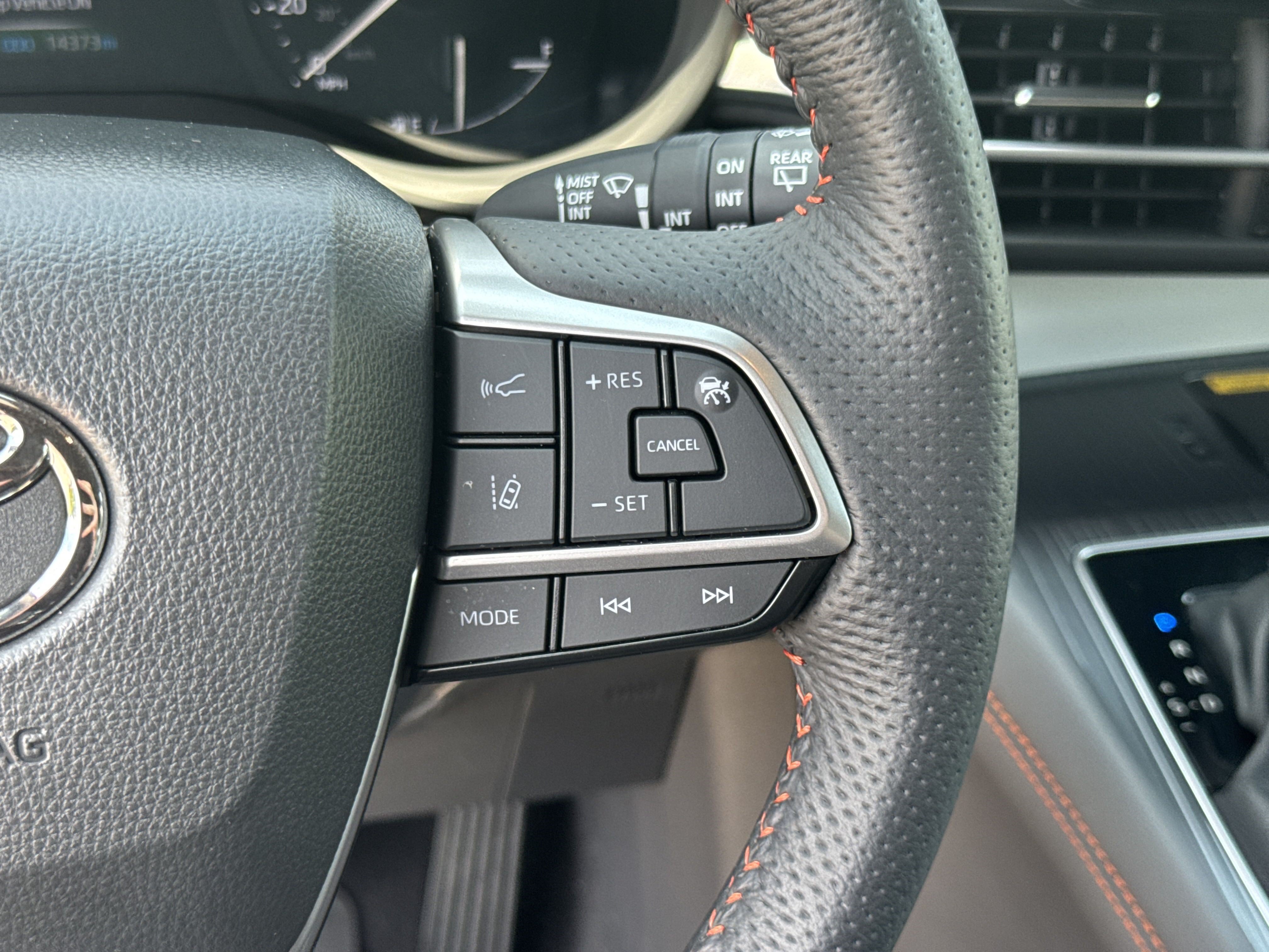 Used 2024 Toyota Sienna XSE w/ XSE Plus Package FWD image 27
