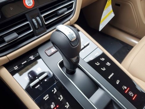 Used 2025 Porsche Macan image 36