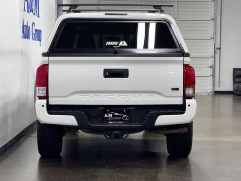 Used 2017 Toyota Tacoma TRD Off-Road w/ Premium & Technology Package image 5