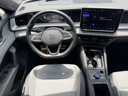 Certified 2025 Volkswagen Tiguan SE R-Line FWD image 15