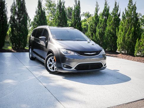 Used 2018 Chrysler Pacifica Touring-L Plus w/ Tire & Wheel Group FWD image 2