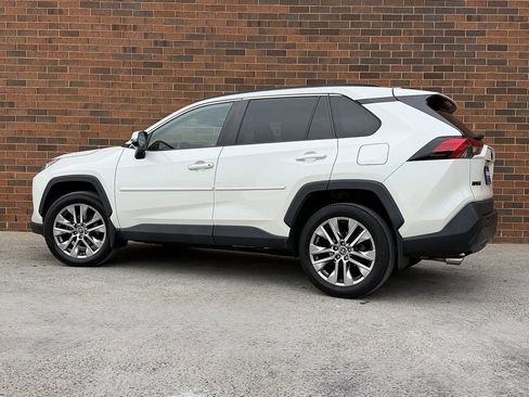 Used 2021 Toyota RAV4 XLE Premium image 3