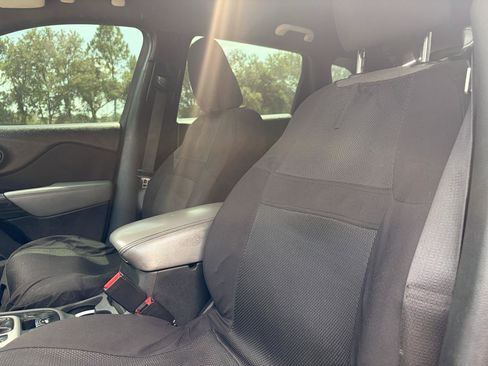 Used 2014 Jeep Cherokee Sport FWD image 4