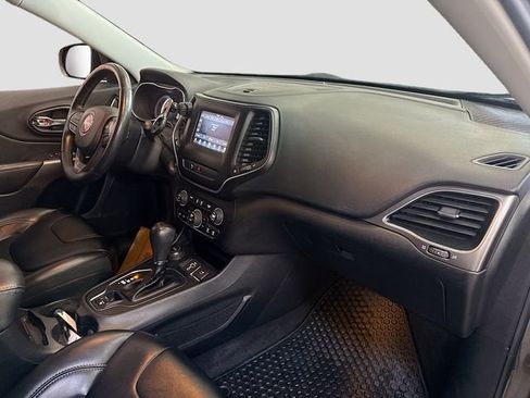 Used 2019 Jeep Cherokee Latitude Plus w/ Comfort/Convenience Group image 29