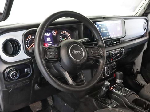 Used 2025 Jeep Gladiator Sport AWD/4WD image 17