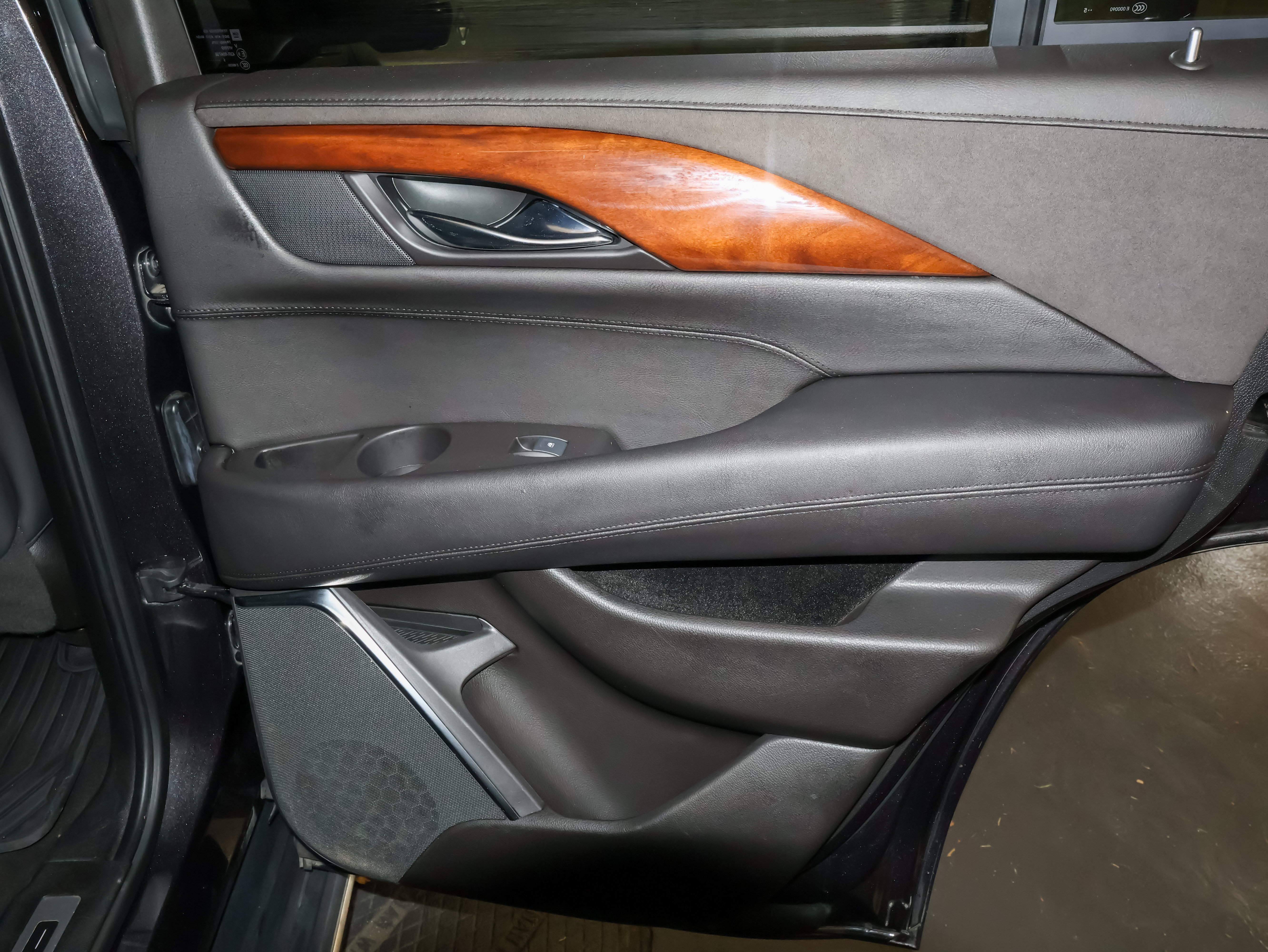 Used 2016 Cadillac Escalade Luxury RWD image 60