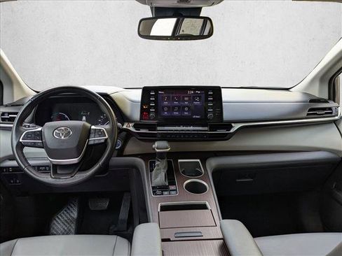 Used 2021 Toyota Sienna XLE image 21