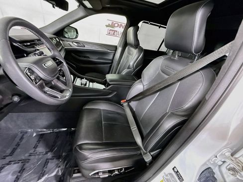 Used 2023 Jeep Grand Cherokee Overland w/ Luxury Tech Group IV AWD/4WD image 28