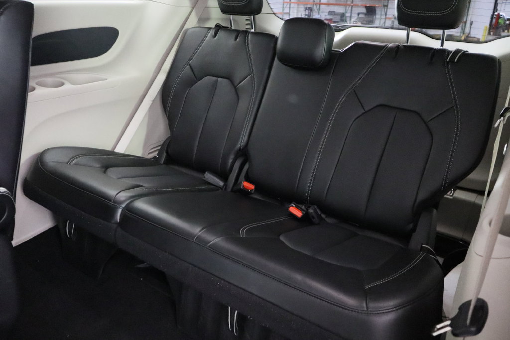 Used 2024 Chrysler Pacifica Limited FWD image 17