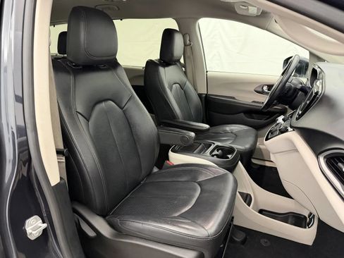 Used 2020 Chrysler Pacifica Touring-L FWD image 26