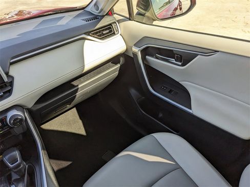 Used 2019 Toyota RAV4 XLE Premium image 21