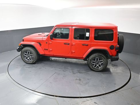Used 2025 Jeep Wrangler Unlimited Sahara AWD/4WD image 47