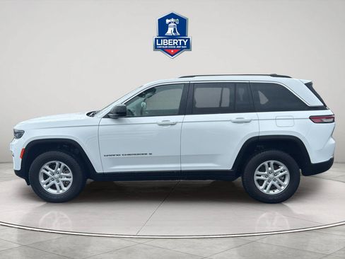 Used 2023 Jeep Grand Cherokee Laredo AWD/4WD image 5