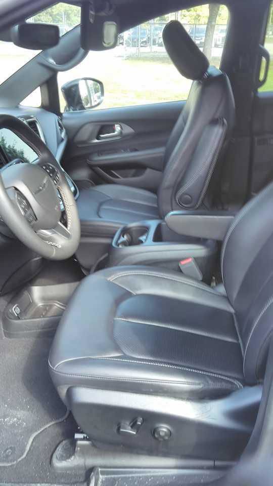 Used 2025 Chrysler Pacifica Select FWD image 3