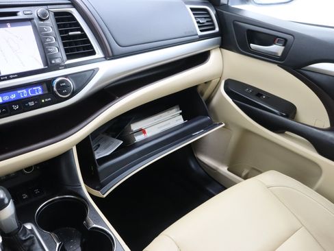 Used 2017 Toyota Highlander XLE AWD/4WD image 25