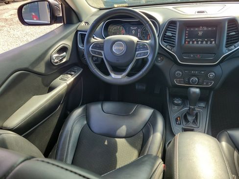 Used 2019 Jeep Cherokee Latitude Plus w/ Cold Weather Group AWD/4WD image 17