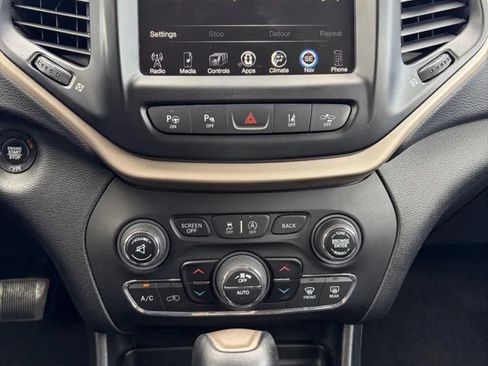 Used 2017 Jeep Cherokee Limited w/ Luxury Group AWD/4WD image 22