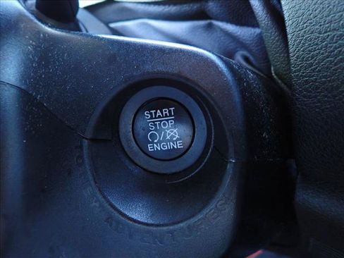 Used 2015 Jeep Renegade Latitude w/ Cold Weather Group FWD image 22