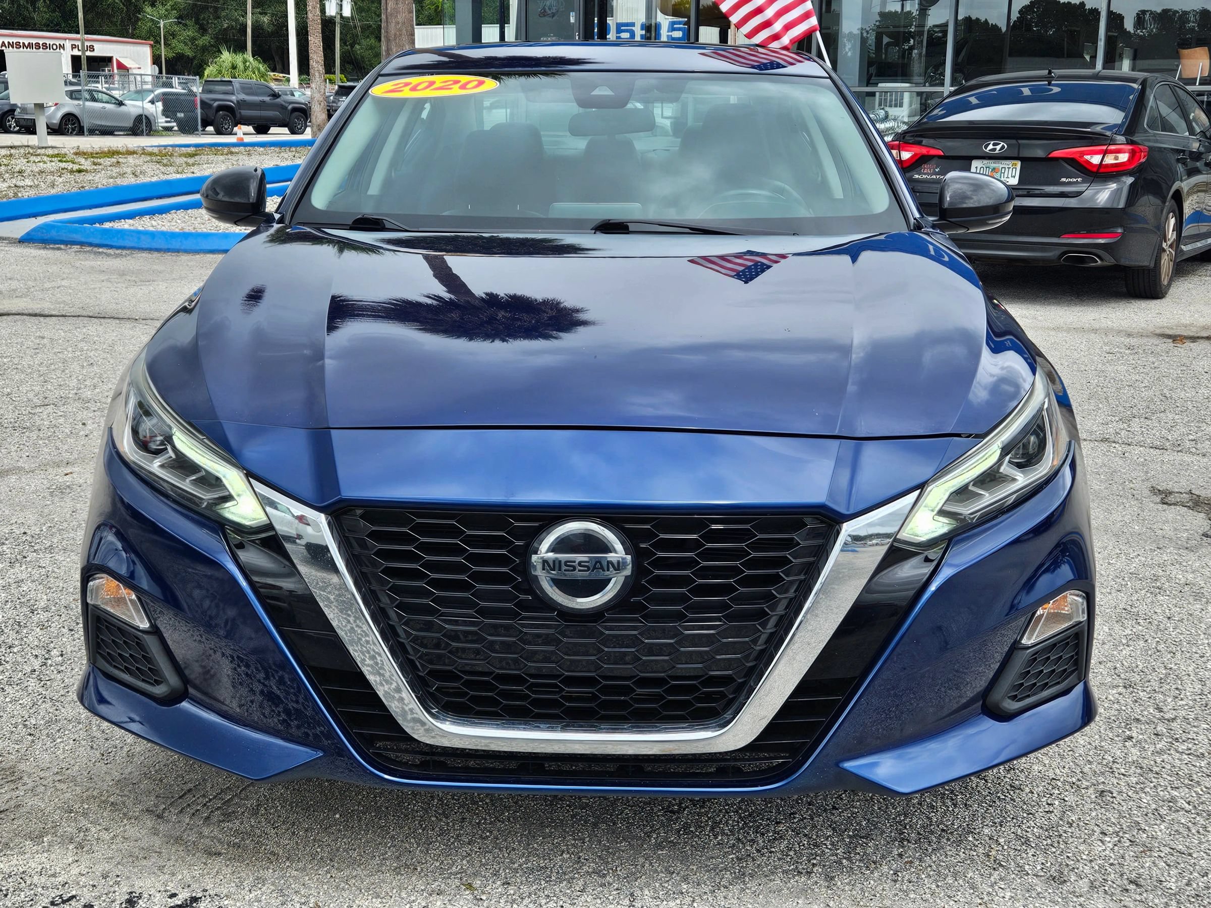 Used 2020 Nissan Altima 2.5 SR w/ Premium Package FWD image 2