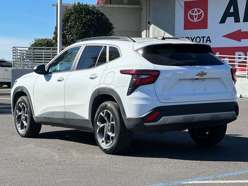 Used 2025 Chevrolet Trax LT w/ LT Convenience Package image 3