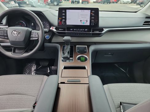 Used 2023 Toyota Sienna LE image 9