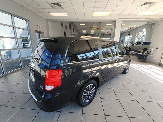 Used 2017 Dodge Grand Caravan SXT FWD image 10