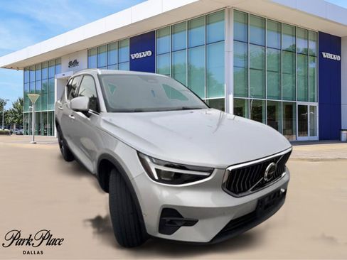 Used 2025 Volvo XC40 B5 Ultra image 1