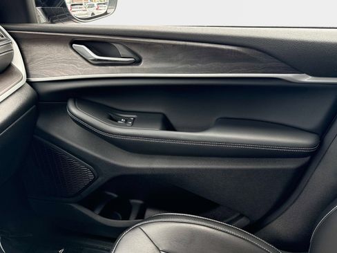 Used 2025 Jeep Grand Cherokee Limited image 23