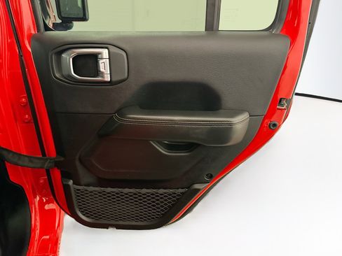 Used 2025 Jeep Wrangler Sahara image 30