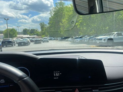 Used 2025 Hyundai Elantra SEL image 17