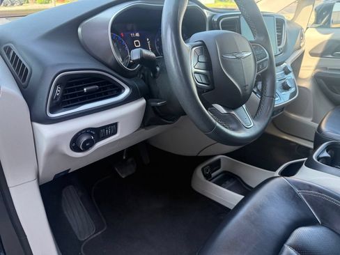 Used 2023 Chrysler Pacifica Touring-L FWD image 21