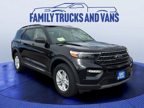 Used 2022 Ford Explorer XLT w/ Equipment Group 202A image 2