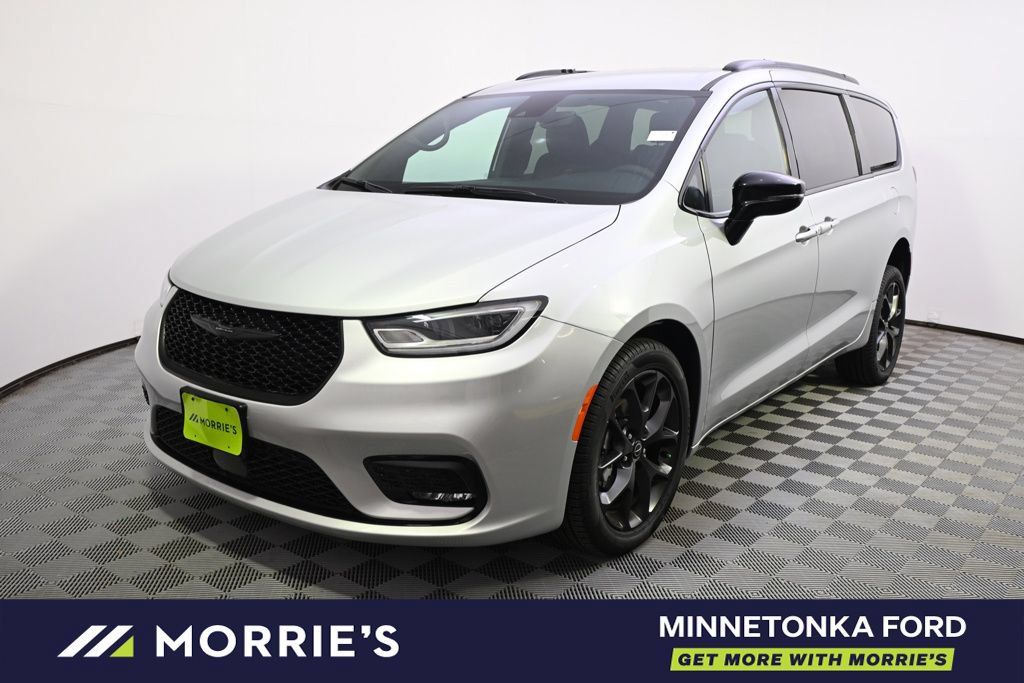 Used 2026 Chrysler Pacifica Select w/ S Appearance Package FWD image 2