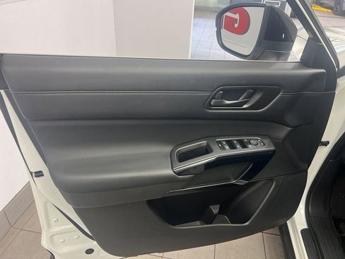 Used 2024 Nissan Pathfinder S image 8