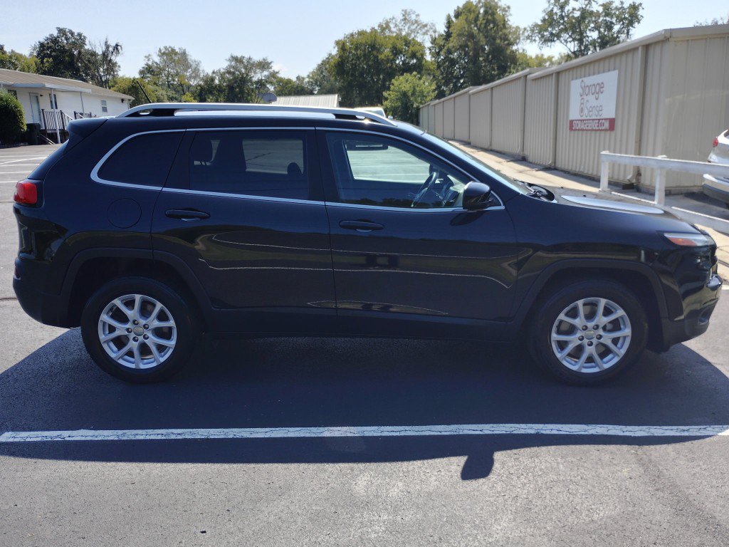 Used 2018 Jeep Cherokee Latitude w/ Safety Group FWD image 2