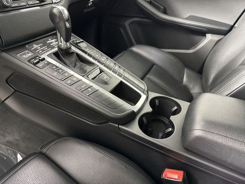 Certified 2017 Porsche Macan AWD/4WD image 32