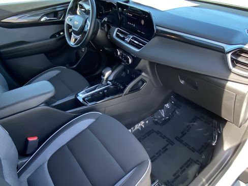 Used 2024 Chevrolet TrailBlazer LT w/ Convenience Package FWD image 9