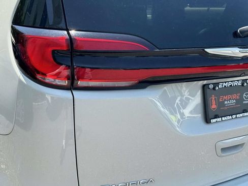 Used 2021 Chrysler Pacifica Touring-L FWD image 10