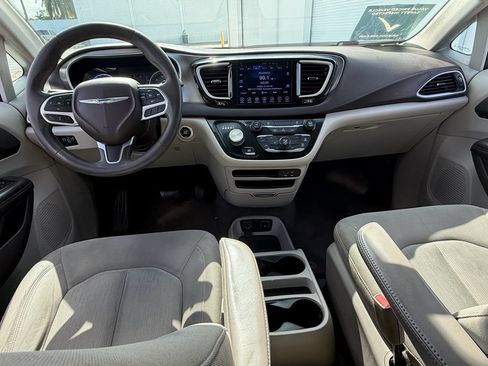 Used 2017 Chrysler Pacifica Touring w/ Tire & Wheel Group FWD image 13