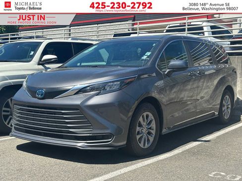 Certified 2025 Toyota Sienna LE FWD image 1