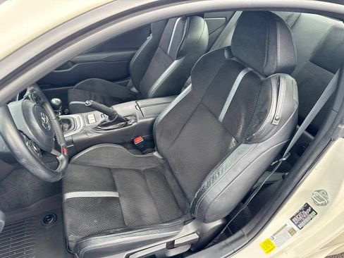 Used 2023 Toyota GR86 Premium w/ ALL Weather Mat Package (TMS) RWD image 10